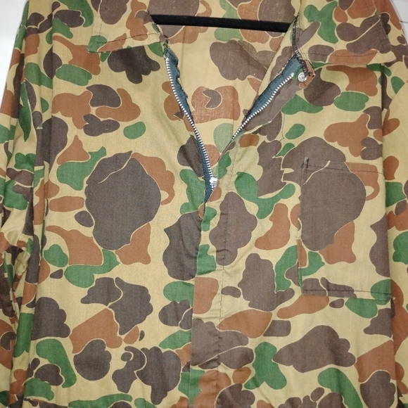 TWO CAMOUFLAGE HUNTERS' JUMPSUITS - Picture 11 of 14